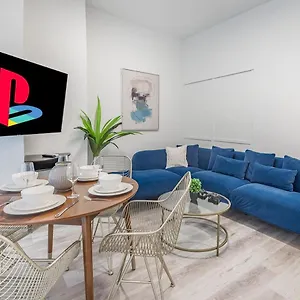 Apartment Luxurious 3bd In Heart Of Downtown Free Parking On-site 5 Min Walk To Bell Center, Montreal